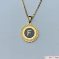 Detailansicht eines goldenen Edelstahl-Anhängers mit Buchstabe F und Seilrand - Buchstabe F Stil (03) / 1 Stück