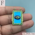 Nahaufnahme eines vintage blauen Emaille Evil Eye Anhängers mit grünen Kristallen für DIY. - Blaues Böses Blick mit grünem Rand Stil (F)