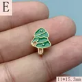 Gros plan d'une breloque sapin de Noël en émail vert pour bijoux DIY 11x15.3mm de haut - 11x15.3mm