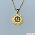Detailansicht eines vergoldeten Anhängers aus Edelstahl mit einem G-Initial-Design. - Buchstabe G Stil (03) / 1 Stück