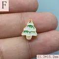 Vue macro détaillée d'une perle en émail sapin de Noël verte et blanche, 11,3x15,2 mm - 11.3x15.2mm