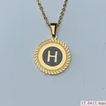 Nahaufnahme eines kreisförmigen Edelstahl-Anhängers mit dem Buchstaben H - Buchstabe H Stil (03) / 1 Stück