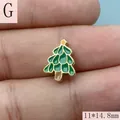 Gros plan d'une breloque sapin de Noël en émail vert avec étiquette de taille 11x14,8mm. - 11x14.8mm