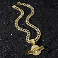 Detailweergave van gouden iced out hiphop ketting met haaienmond Bread Winner hanger - Gouden Haaienmond Kettingset