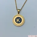 Nahaufnahme eines goldenen Edelstahl-Anhängers mit geflochtenem Rand und Buchstabe K - Buchstabe K Stil (03) / 1 Stück