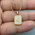 Nahaufnahme der goldenen Löwe Sternzeichen-Halskette mit weißem Perlmuttanhänger - Löwe