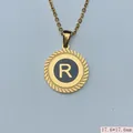 Detailansicht eines runden Gold-Edelstahlanhängers mit Buchstabe R und strukturiertem Rand - Buchstabe R Stil (03) / 1 Stück