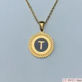 Nahaufnahme des runden Edelstahl-Anhängers mit Gold-Initial T, Größe 17,6 mm - Buchstabe T Stil (03) / 1 Stück