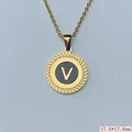 Nahaufnahme eines goldenen kreisförmigen Anhängers mit Buchstabe V und 17,6 mm Maß - Buchstabe V Stil (03) / 1 Stück