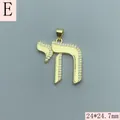 Gros plan d'un pendentif symbole hébreu Chai plaqué or orné de zircons étincelants - Pavage Zirconia Complet Doré (E)
