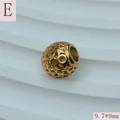 Makroaufnahme einer vergoldeten Edelstahlperle mit Sternen für DIY Schmuckstücke - Five-pointed Star Hollow (Style E)