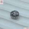 Makrodetail einer silbernen hohlen Stern-Zwischenperle aus Titanstahl für DIY-Schmuck. - Five-pointed Star Hollow (Style H)