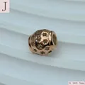 Detailansicht einer roségoldenen Titanstahl-Zwischenperle mit eingravierten Sternmustern - Star Hollow Ball (Style J)