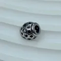 Detailansicht einer Titanstahl-Zwischenperle mit dekorativen Stern-Ausschnitten. - Star Hollow Ball (Style K)