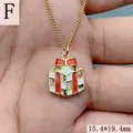 Detailansicht eines bunten Zirkon Weihnachtsgeschenk Anhängers mit roter Emaille Veredelung - Weihnachtsgeschenkbox Stil (F) / Gold