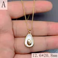 Detalle del colgante de aguacate dorado con nácar blanco, tamaño 12,6*20,8 mm. - Aguacate