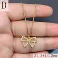 Vista detallada del collar con colgante de lazo dorado e incrustaciones de nácar 21,3x14,2mm - Mariposa