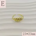 Detailopname van een goudkleurige gedraaide croissantring met een open achterkant - Twist Croissant Stijl (E) / 23*23mm (Verstelbaar Open) / Goud