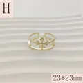 Detailopname van een gouden ring met kruismotief en afmetingen van 23*23mm groot - Kruisbloem Vintage Stijl (H) / 23*23mm (Verstelbaar Open) / Goud