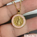 Primer plano detallado del colgante relieve de San Benito con borde concha rosa natural - Rosa