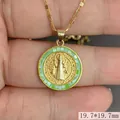 Primer plano detallado de medalla de San Benito en oro con incrustación de nácar verde - Verde