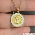 Primer plano de un colgante redondo dorado de San Benito con incrustación de nácar - Blanco