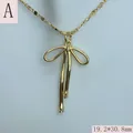 Detailaufnahme einer zierlichen goldenen Schleifenhalskette mit 19,2x30,8 mm Größenangabe - Stil A-Gold Minimalistische Glänzende Schleife