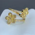 Vista detallada de un anillo de flor bañado en oro con circonitas amarillas - Estilo Abierto de Doble Flor Circonia Amarilla (E) / Dorado