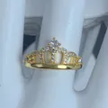Un primo piano dettagliato di un anello a corona dorato con pietre di zirconi scintillanti - Stile Corona Classica Multi-Diamante (E)