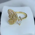 Dettaglio macro di anello ad ala di farfalla placcato oro con pietre di zirconia cubica. - Stile Ala Asimmetrica (E) / Oro