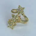 Primer plano de un anillo abierto bañado en oro con elegantes diseños de flores de circonita - Estilo de Flor Circonia Amarilla Triple Entrelazada (G) / Dorado
