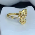 Primo piano dettagliato di un anello a farfalla placcato oro con zirconi scintillanti - Stile Insetto Farfalla (F) / Oro
