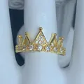 Vista dettagliata di un elegante anello a corona dorato con pietre di zircone lucenti. - Stile Corona Appuntita Triangolare (G)
