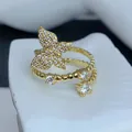 Dettaglio macro di un anello a farfalla placcato oro con pavé di zirconi luminosi. - Stile Puntini Farfalla (G) / Oro