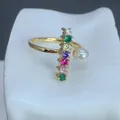 Detalle de anillo dorado de moda con piedras de colores verticales y una perla fina - Estilo Circonia Multicolor Vertical Perla Única