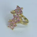 Elegante anillo abierto dorado con tres flores de circonita rosa en flor Detalle - Estilo Abierto de Triple Flor Circonia Rosa (I) / Dorado