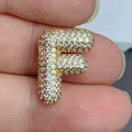 Vue rapprochée du pendentif lettre F plaqué or serti de cristaux pour la création de bijoux - Lettre F (030)