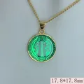 Detalle del collar con medalla de San Benito en esmalte verde, tamaño 17.8x17.8mm - Verde