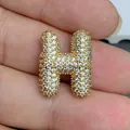 Vue détaillée d'un pendentif lettre H doré entièrement serti de cristaux brillants. - Lettre H (030)