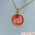 Vista detallada del collar con colgante de moneda de San Benito, diámetro 17,8 mm - Rojo
