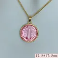 Vista detallada de un colgante medalla San Benito en esmalte rosa de 17,8 mm de diámetro - Rosa