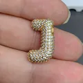 Vue détaillée en gros plan d'un pendentif lettre J doré orné de zircons cubiques clairs - Lettre J (030)