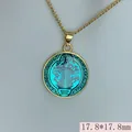 Detalle del colgante de la medalla de San Benito de 17,8 mm con esmalte turquesa - Azul claro