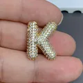 Vue détaillée du pendentif lettre K en pavé de cristaux dorés pour la création de bijoux. - Lettre K (030)