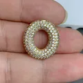 Détail en gros plan d'un pendentif lettre O plaqué or serti de zircons cubiques étincelants - Lettre O (030)