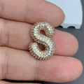 Gros plan détaillé d'un pendentif lettre S doré incrusté de pierres pour bijoux DIY - Lettre S (030)