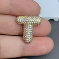 Une vue détaillée d'un pendentif lettre T doré serti de pierres de zircone cubique - Lettre T (030)