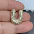 Gros plan d'un pendentif lettre U doré orné de zircons cubiques clairs étincelants - Lettre U (030)