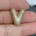 Détail macro du pendentif lettre V doré serti de pavé pour création de bijoux DIY - Lettre V (030)