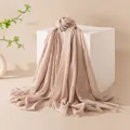 Elegante scialle lungo in misto lana beige chiaro con trama morbida e bordi sfilacciati - FH25-6083-2 Cachi chiaro